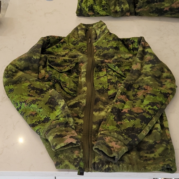 Genuine Canadian army Fleece top - Picture 2 of 2